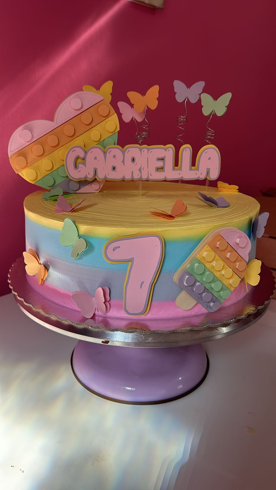 Bolo de aniversário colorido e festivo