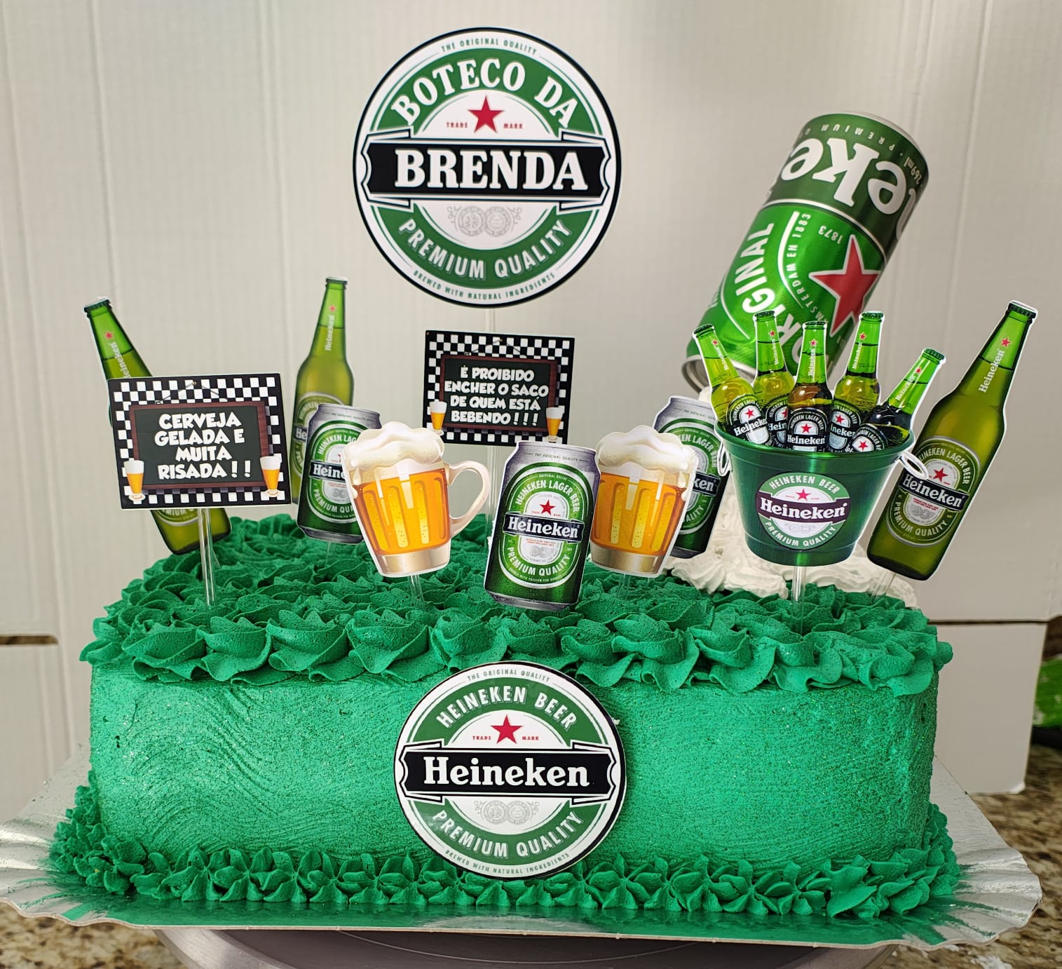 Bolo decorativo com tema divertido