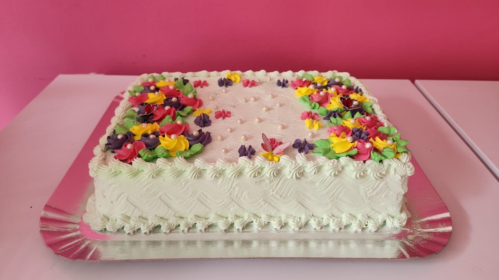 Bolo com decoração floral elegante