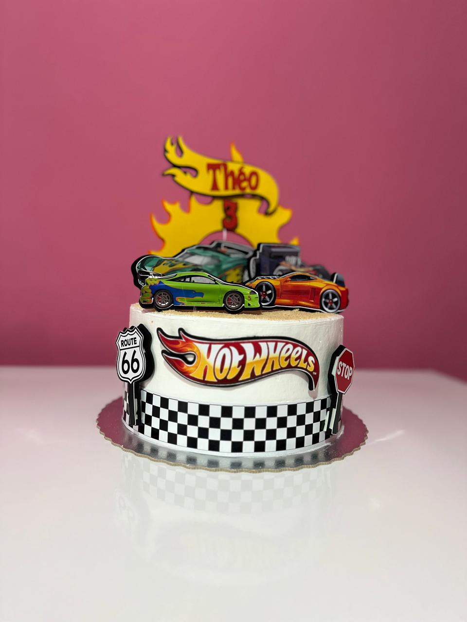 Bolo temático HotWheels com decoração infantil